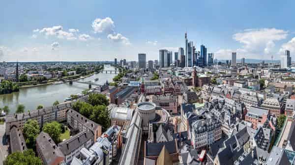 Museumsufer Frankfurt und Skyline Panorama