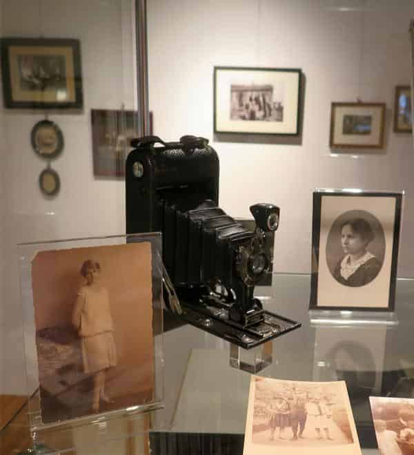 Blick in die Ausstellung "Im Fokus - Privatfotografie von 1871 bis heute" im Städtischen Museum Zirndorf