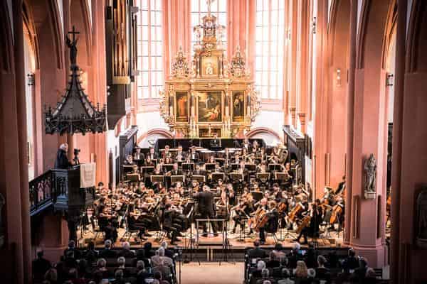 Stadtkirche Bayreuth Festival-Auftakt mit Werken von Bruckner und Zdralek | junge deutsch-französisch-ungarische philharmonie