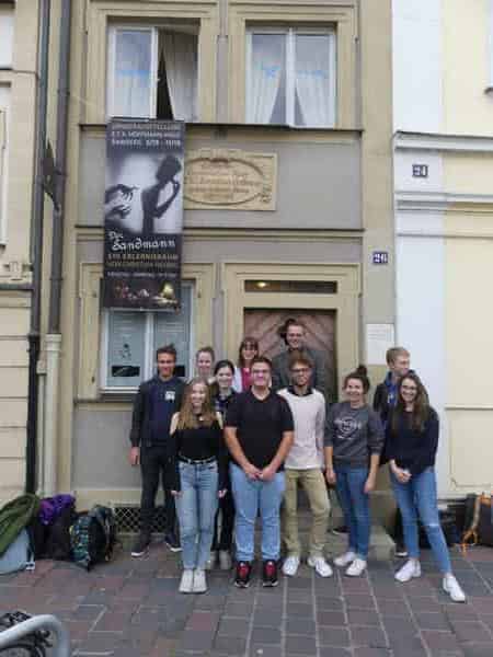 Motivierte SchülerInnen vor dem E.T.A. Hoffmann Haus