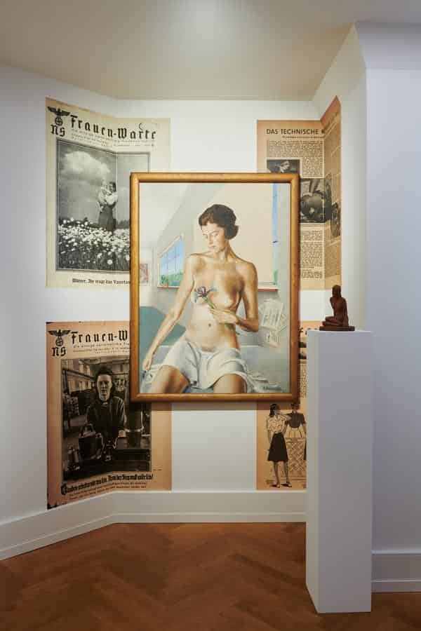 Ausstellungseinblick mit Werken von: Rudolf Bölsche, Modell im Atelier, 1931 (links); Willy Bloss, Sitzender weiblicher Akt, 1941 (rechts) 