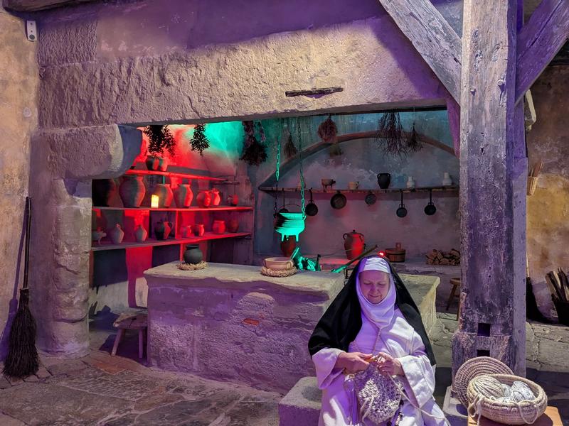 Nonne Sabine führt mit spannenden Geschichten von Ritter Franz durchs Rothenburg Museum