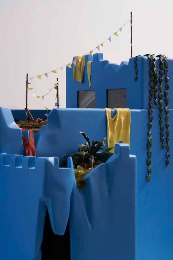 „First there is a house, then there is no house, then there is“, 2018, Detail, Holz, Farbe, div. Materialien, 105 × 53 × 47 cm, Foto