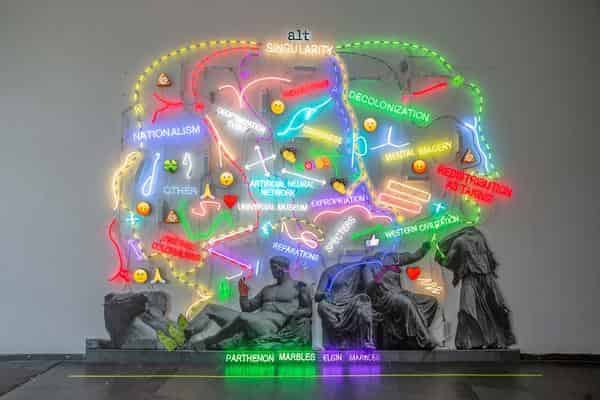 Warren Neidich, “A Proposition for an alt-Parthenon Marbles Recoded: The Phantom as Other”, 2021/2022 Installation Kunstverein Rosa-Luxemburg Platz, Neon, Fotoprints auf Alu-Dibond, LED Elemente, Metall, 4 m x 3,5 m x 0,15 m