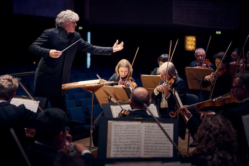 Jonathan Darlington, Chefdirigent des Orchesters