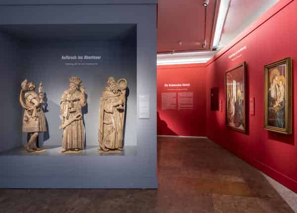 Blick in die Ausstellung auf die Heiligen Drei Könige, Nördliche Niederlande, um 1490, Kaspar, Melchior, Balthasar (v.l.n.r.)