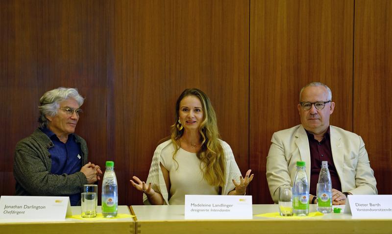 Jonathan Darlington, Chefdirigent, mit Madeleine Landlinger und Dieter Barth, Vorstandsvorsitzender