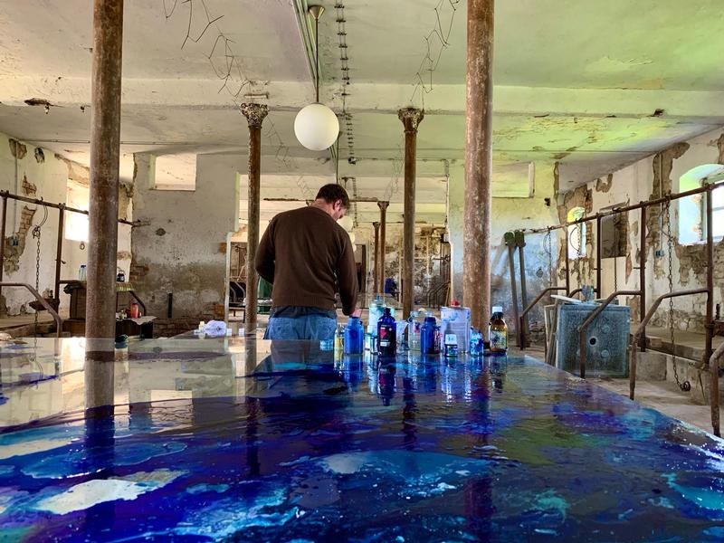 Lucas Oertel und Jan Danzig bei der Arbeit an „unendlich BLAU“