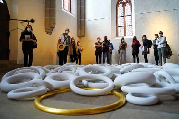 ortung 12 (2021): Über Kunst lässt sich gut reden – Führung bei ortung 12 an der Station des Künstlers Hans Karl Kandel in der Stadtkirche. 
