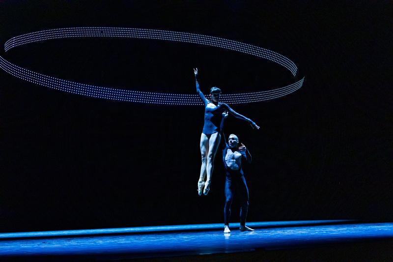 Szenenfoto von „Oval“ (Quelle: Yan Revazov, Staatsballett Berlin) Szenenfoto von „Oval“