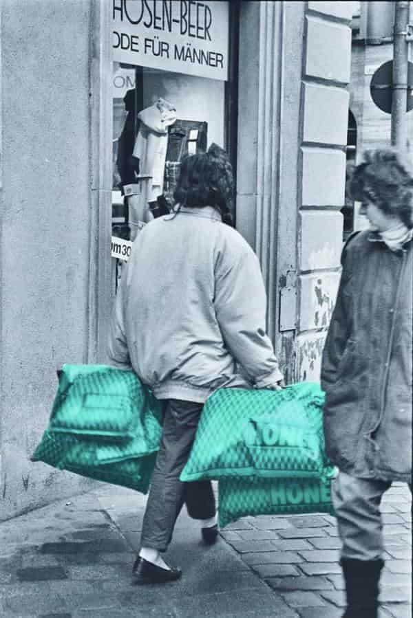 Grüner Markt, Passanten beim Einkaufen in der Fußgängerzone, Emil Bauer (30.01.1989), teilcoloriert