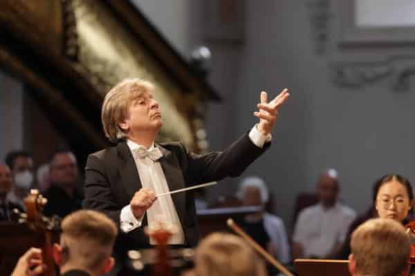 Harald Strauss-Orlovsky dirigiert das Jugendsinfonieorchester des Passauer Festivals „ Europäische Wochen“