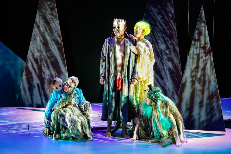 Szenenbild „Peer Gynt“, v.li. Barbara Wurster, Florian Walter, Stephan Ullrich, Alina Rank