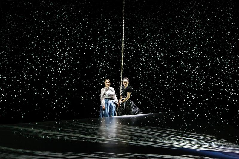 Szenenbild „Peer Gynt“, v.li. Barbara Wurster, Alina Rank