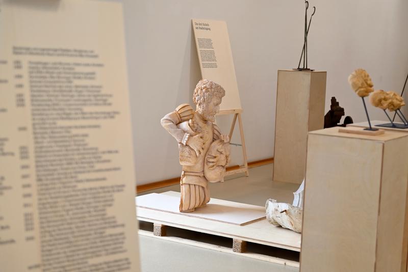 Einblick in die einer Werkstätte nachempfundene Ausstellungspräsentation