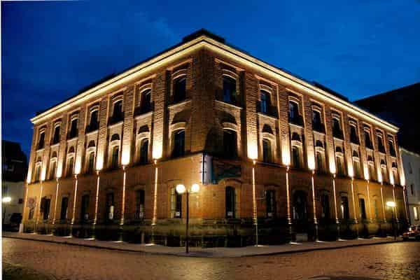 Beleuchtetes Fabrikgebäude