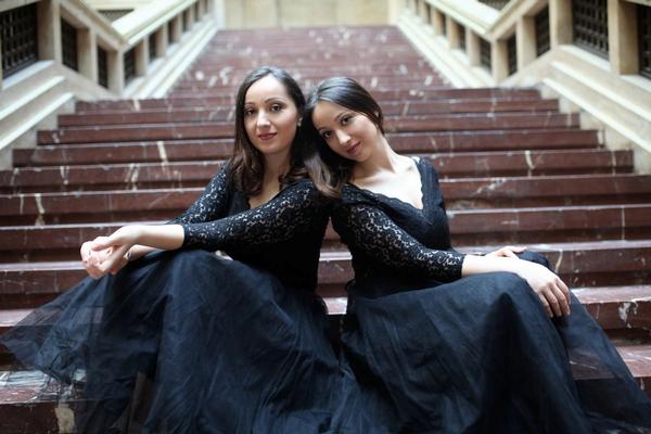 Das Pianoduo Sulkhanishvilli mit den Zwillingsschwestern Ani und Nia 