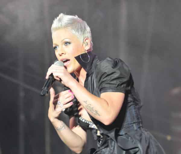 Pink 2010 in Nürnberg: Eine grandiose Show endete fast in einer Tragödie. Nach einem Sturz von einem Trapez musste sie das Konzert abbrechen.