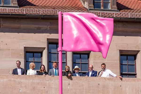 Pinkes Kunstwerk: "Flagge zeigen" von Heidi Sill