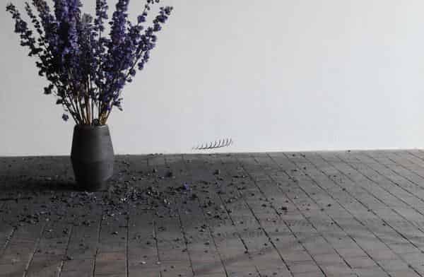 Blick in die Ausstellung "Sublime Submission", mit der Arbeit „Protostar“ von Thomas Trinkl aus den "Ensembles des Catastrophes“ 
