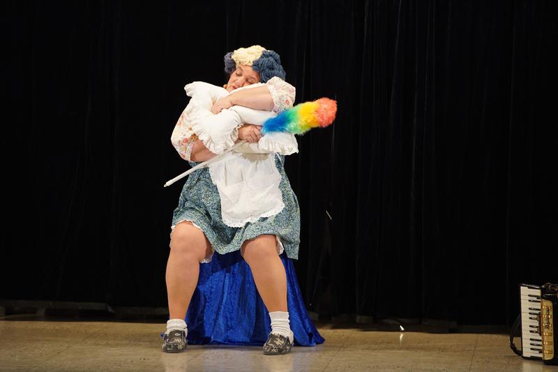 Im Theater Rotes Zebra wird „Frau Holle“ gezeigt