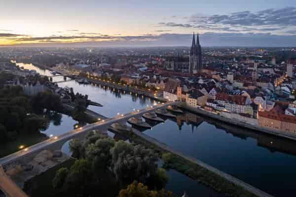 Luftaufnahme Steinerne Brücke und Altstadt - Morgenstimmung 