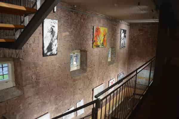 Ein Blick in eine vergangene Ausstellung zum Kunstpreis der Stadt Marktheidenfeld