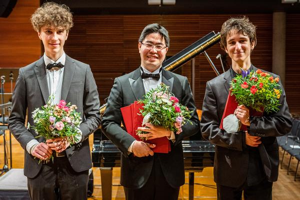 Die Gewinner des Wettbewerbs aus dem Jahr 2021: Rune Leicht Lund, Shota Kaya, and Valentin Magyar