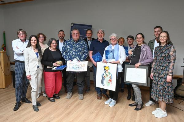 Für herausragende Arbeiten von Teilnehmenden und Dozierenden vergibt die VR-Bank Coburg an der Vernissage Kulturförderpreise
