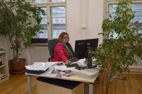 Kulturreferentin Ulrike Siebenhaar an ihrem Schreibtisch