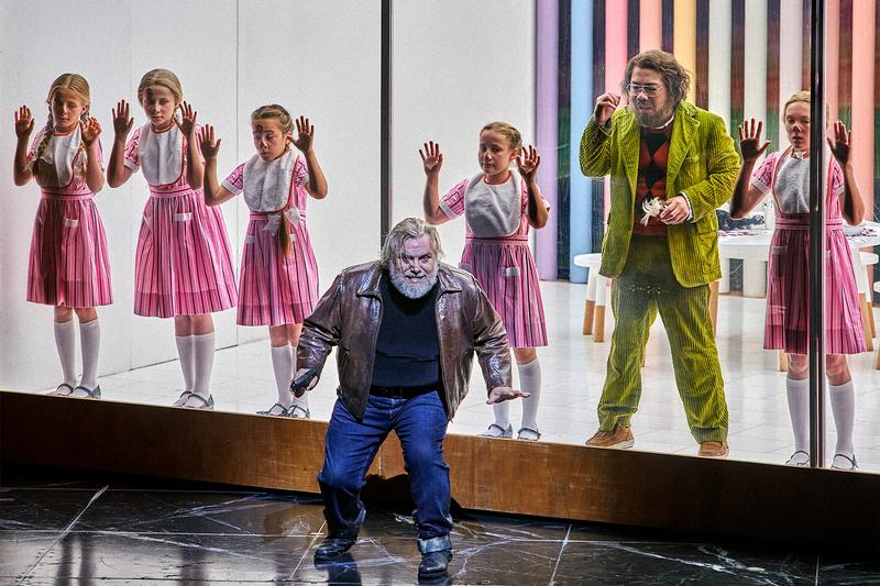 Das Rheingold 3. Szene: Olafur Sigurdarson (Alberich), Ya-Chung Huang (Mime) und Kinderstatisterie der Bayreuther Festspiele