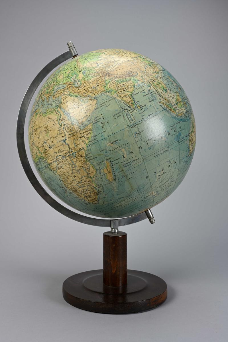 Räths Physikalischer Erdglobus, Papiermaché & Holz, 1950