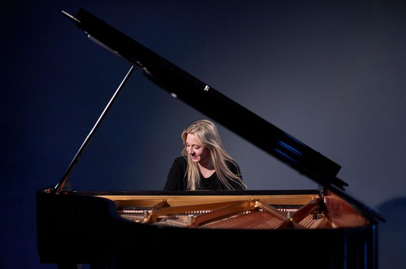 Die Pianistin Ragna Schirmer erforscht musikalisch den Zusammenhang zwischen Politik und Kunst am 7. Dezember 2025