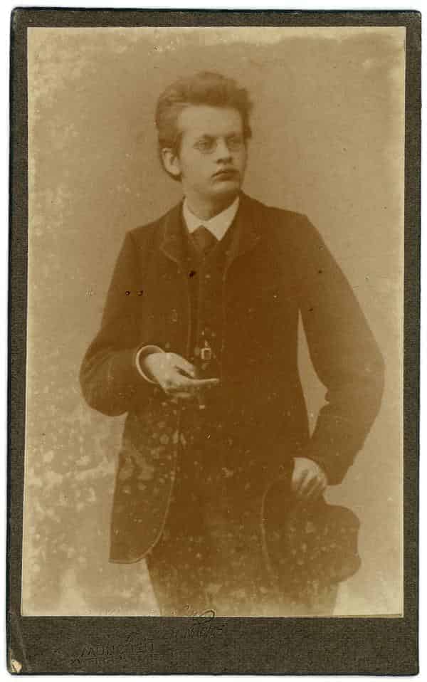 Reger mit Zigarre und Hut in der frühen Wiesbadener Zeit, um 1891