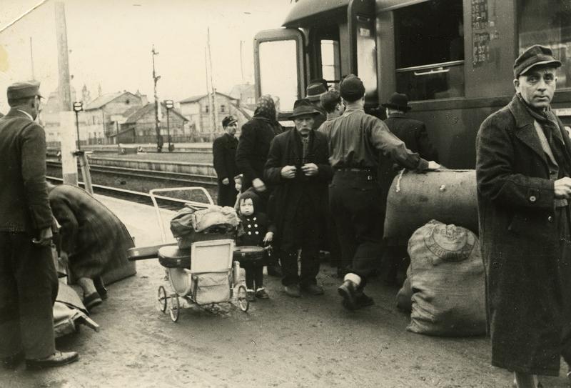 Heimatvertriebene am Bahnhof