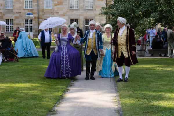 Flanieren mit der historischen Darstellergruppe Oberfranken im Hofgarten