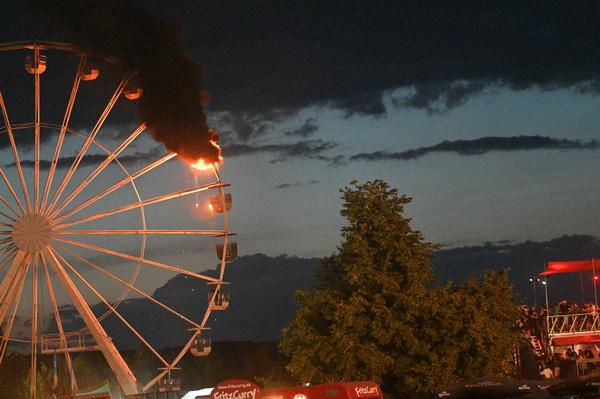 Den Menschen fuhr der Schock in die Glieder: Das fast vollständig geräumte Riesenrad brannte lichterloh