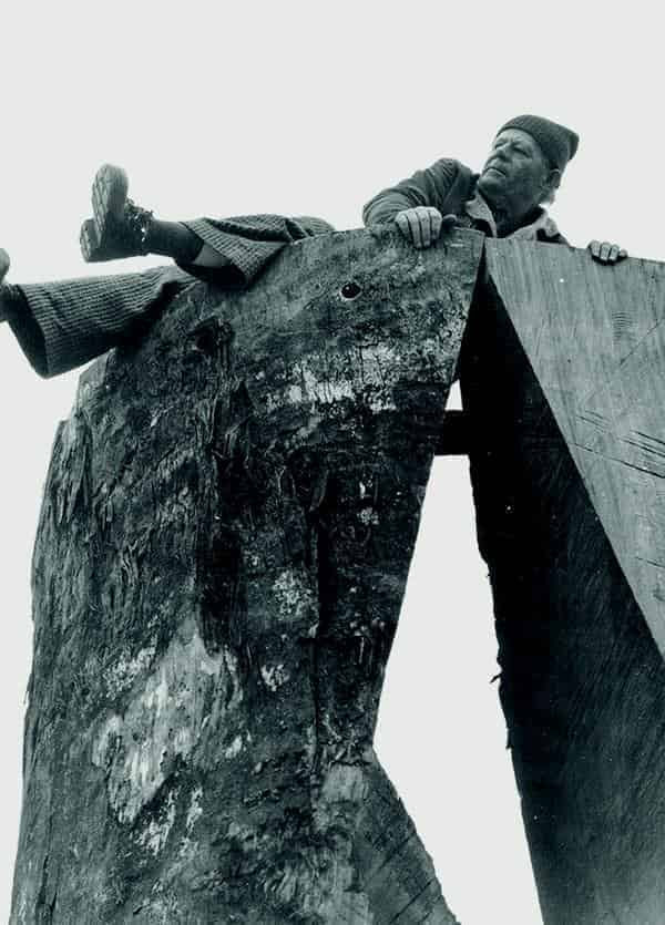 Rudolf Wachter bei der Arbeit an einer Großskulptur 1980er.