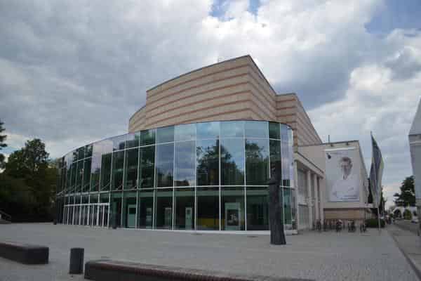 Konzerthalle Bamberg mit Vorplatz