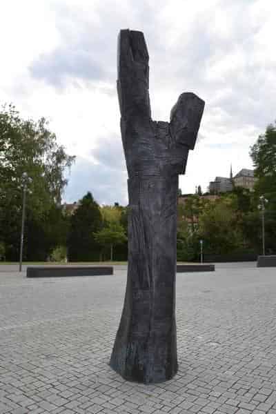 Erwin Wortelkamp, „o.T.“ (2001) - Holz /  (2009) - Bronze, vor der Konzert- und Kongresshalle in Bamberg