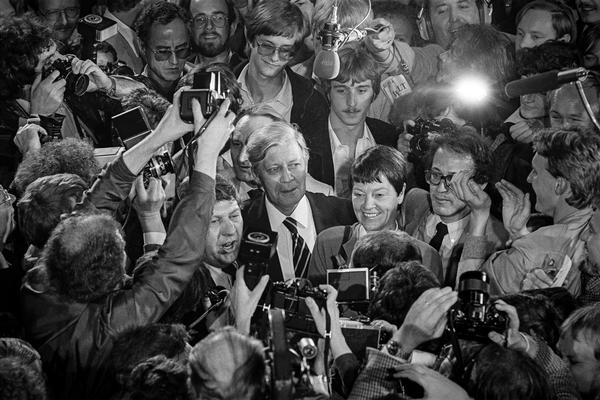 Helmut und Loki Schmidt umringt von Presse