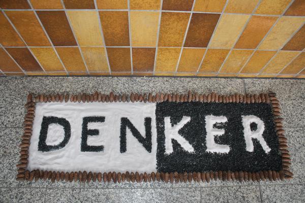 Schwarzweiß-Denker (140 x 50 cm, Lerchenzapfen, Quarzsand, Basaltsplitt, Wasser)
