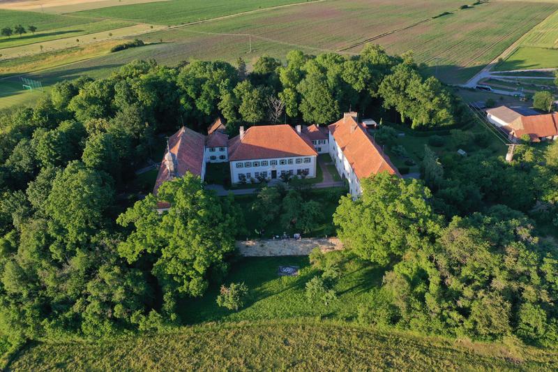 Schloss Seehaus in malerischem Umfeld