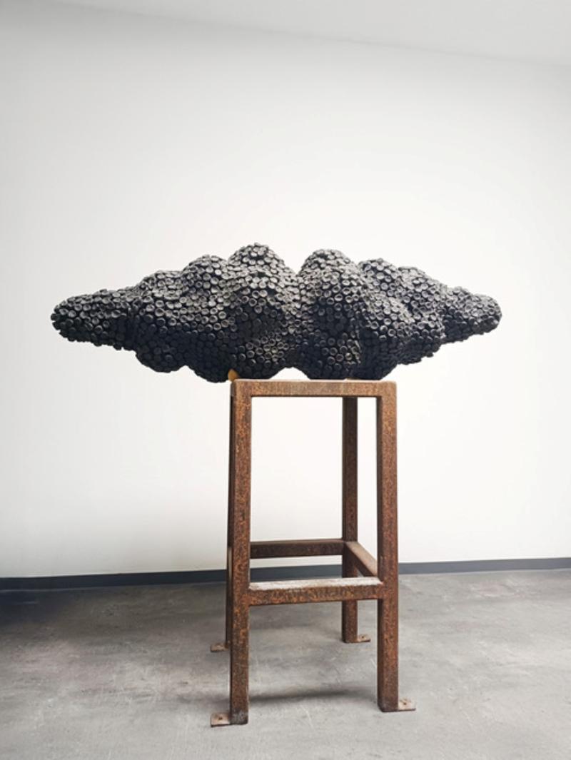 Michaela Biet: Seest&uuml;ck, 2026, gebrannte schwarze Erde, 35 x 130 x 35 cm