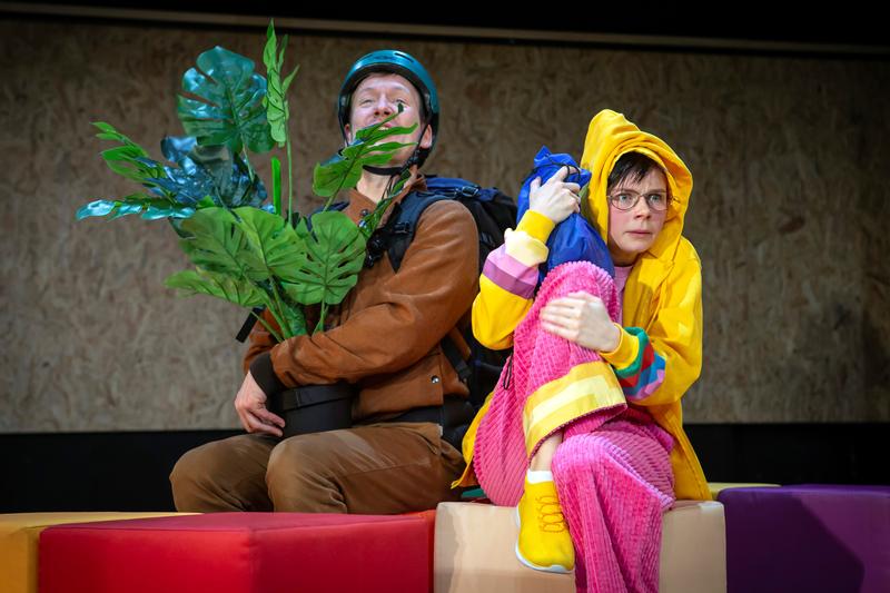 Im Theater Erlangen wird die Theaterproduktion „Spring doch“ aufgeführt