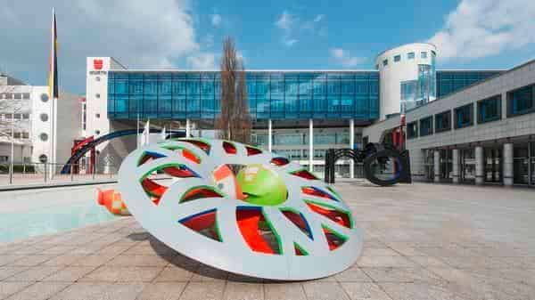 Lun Tuchnowskis Skulptur „The Alpha“ begrüßt die Besucher vor dem Hauptsitz der Würth-Gruppe in Künzelsau, in den auch das Museum Würth integriert ist
