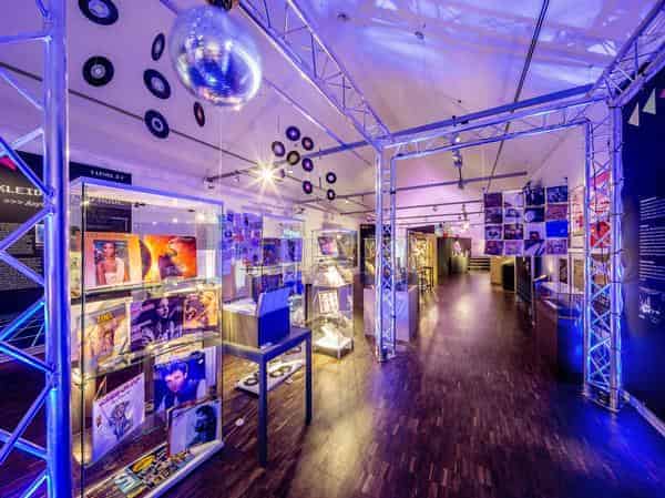 Blick in die Ausstellung "Zurück in der 80er" im Stadtmuseum Amberg