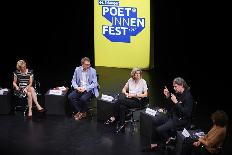 Podiumsdiskussion mit v.l.n.r. Nana Brink (Moderation), Tobias Bunde, Marie-Janine Calic, Walter J. Lindner und Lucy Fricke