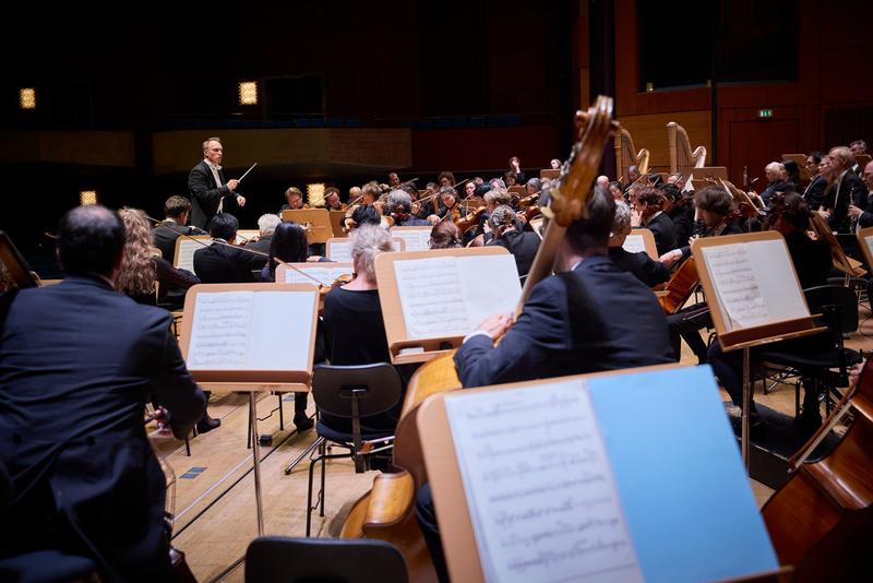 Die Staatsphilharmonie Nürnberg unter Leitung von Roland Böer