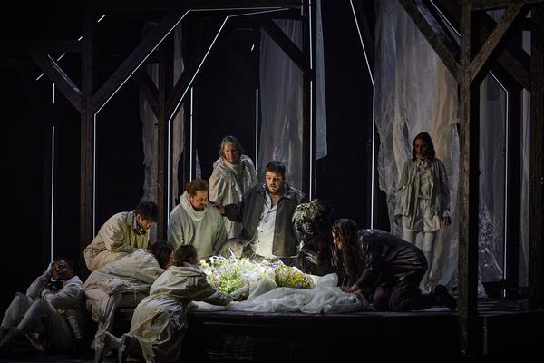 Staatstheater Nürnberg Oper „Parsifal“ Oper von Richard Wagner, im Bild: Mitte: Tadeusz Szlenkier und Patrick Zielke Daneben: Ensemble und Statisterie
